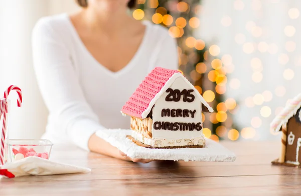 Nahaufnahme einer Frau mit Lebkuchenhaus — Stockfoto