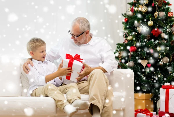 Grand-père et petit-fils souriants à la maison — Photo