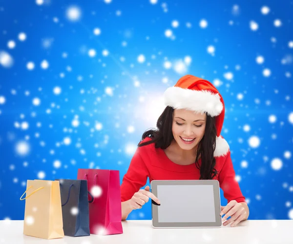 Smiling woman with shopping bags and tablet pc — Stock Photo, Image