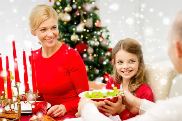 Familia sonriente teniendo una cena de vacaciones en casa — Foto de Stock