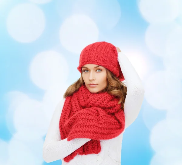 Junge Frau in Winterkleidung — Stockfoto