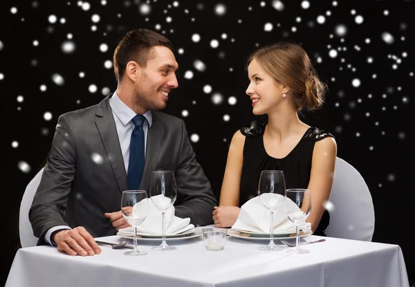 Smiling couple at restaurant — Stock Photo, Image