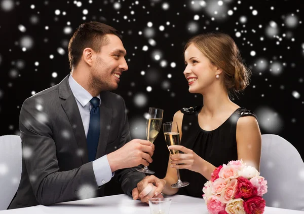 Pareja sonriente en el restaurante — Foto de Stock