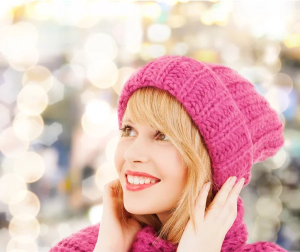 Young woman in winter clothes — Stock Photo, Image