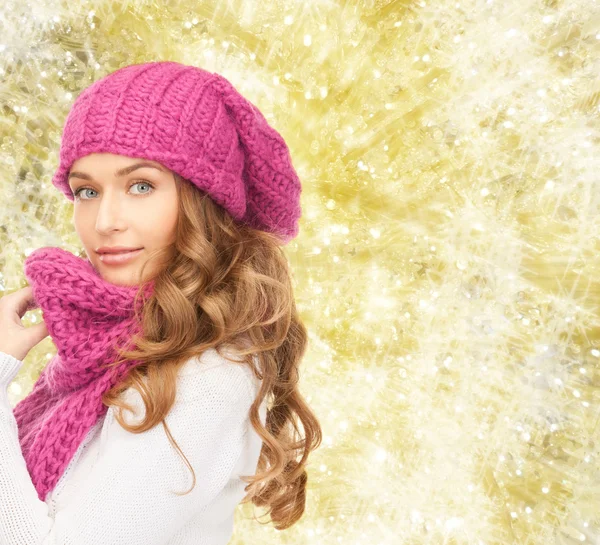 Young woman in winter clothes — Stock Photo, Image