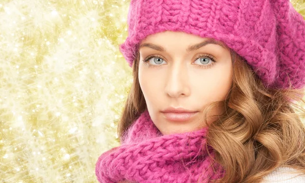 Close up of young woman in winter clothes — Stock Photo, Image