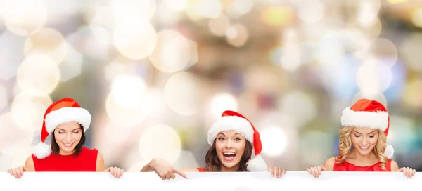 Mujeres en sombrero ayudante de santa con pizarra blanca en blanco — Foto de Stock