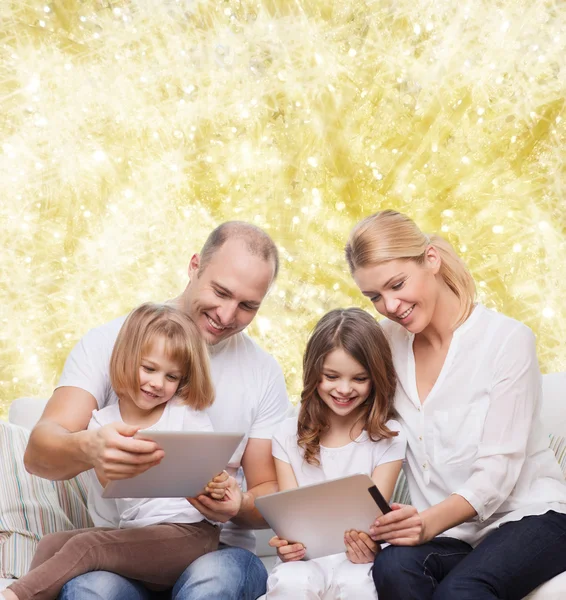 Lycklig familj med tablet pc-datorer — Stockfoto