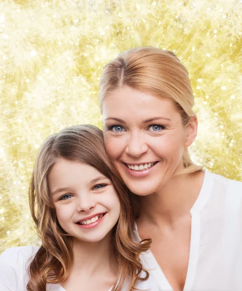 Sorrindo mãe e menina — Fotografia de Stock