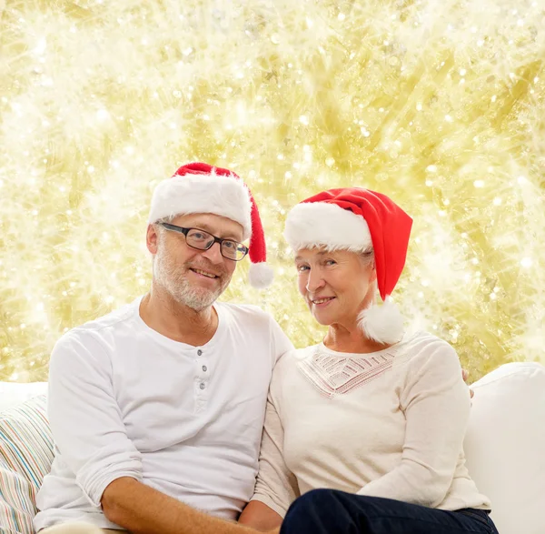 Gelukkige senior paar in santa helper hoeden — Stockfoto