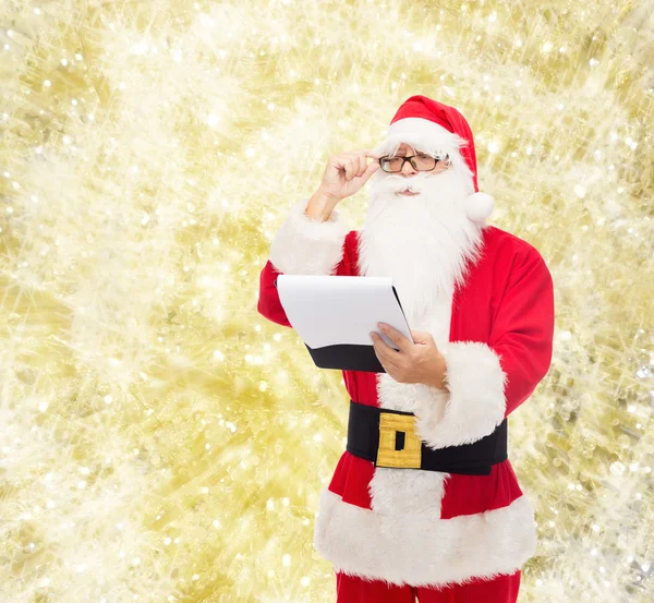 Homme en costume de Père Noël claus avec bloc-notes — Photo