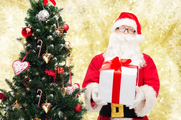 Man in kostuum van de kerstman met doos van de gift — Stockfoto