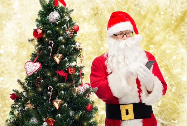 Santa claus avec smartphone et arbre de Noël — Photo