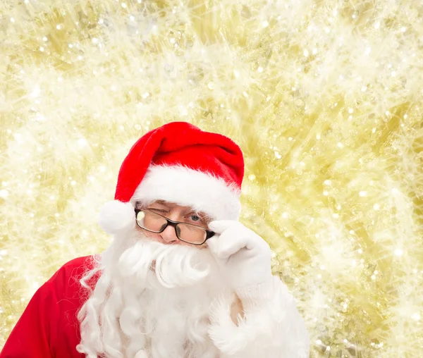 Nahaufnahme des zwinkernden Weihnachtsmannes — Stockfoto