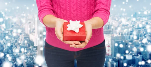 Primer plano de la mujer en suéter rosa celebración caja de regalo —  Fotos de Stock
