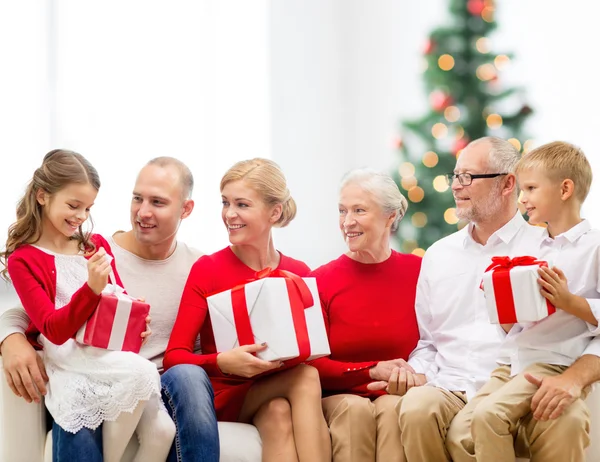 Hediyeler ile gülümseyen aile — Stok fotoğraf