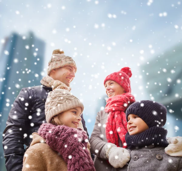 Boldog család a téli ruhákat szabadban — Stock Fotó