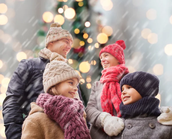屋外の冬の服の幸せな家族 — ストック写真