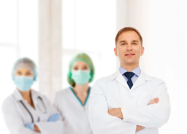 Sorridente médico masculino em casaco branco — Fotografia de Stock