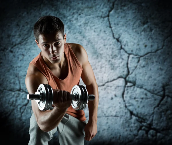 Jeune homme avec haltère flexion biceps — Photo