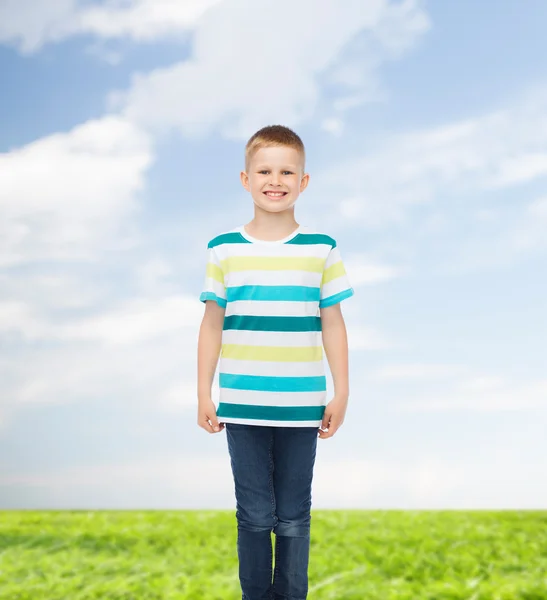 Mały chłopiec w ubranie z rękami skrzyżowanymi — Zdjęcie stockowe