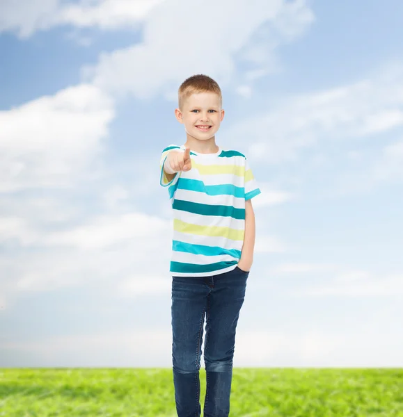 Kleine jongen in casual kleding met gekruiste armen — Stockfoto