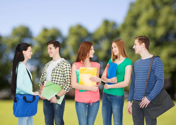 Skupina studentů usmívající se stojící — Stock fotografie