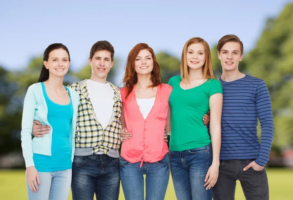 Groep lachende studenten permanent — Stockfoto