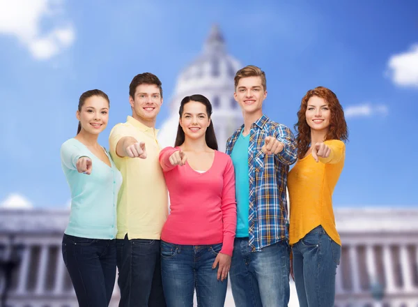 Grupo de adolescentes sonrientes mostrando señal de ok — Foto de Stock