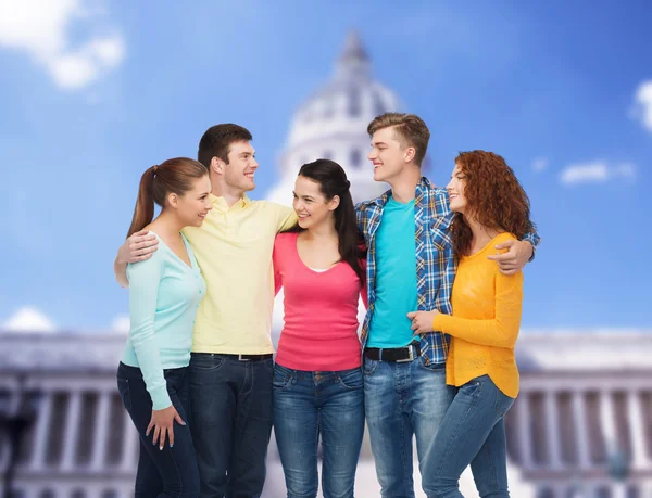 Grupo de adolescentes sonrientes mostrando señal de ok — Foto de Stock