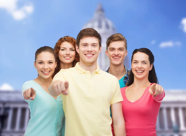 Grupo de adolescentes sonrientes mostrando señal de ok — Foto de Stock