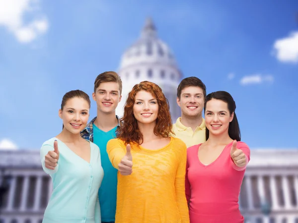 Grupo de adolescentes sonrientes mostrando señal de ok — Foto de Stock