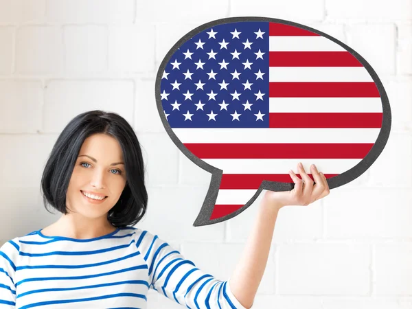 Usmívající se žena s textem bublina americké vlajky — Stock fotografie