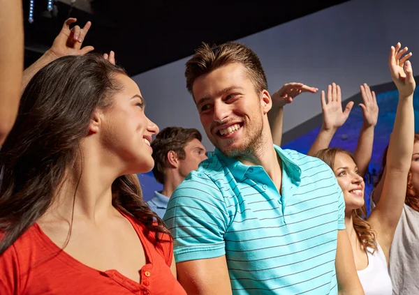 Smiling friends at concert in club — Stock Photo, Image