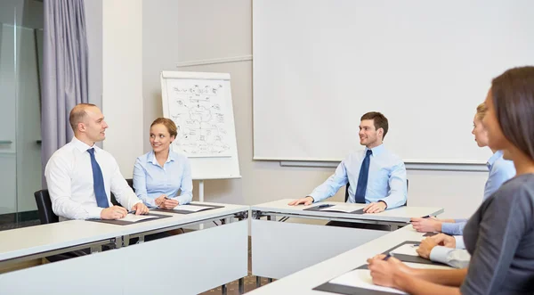 Gruppo di imprenditori sorridenti che si incontrano in ufficio — Foto Stock