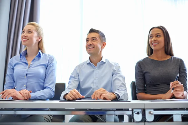 Lächelnde Geschäftsleute treffen sich im Büro — Stockfoto