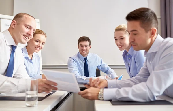 Grupo de empresários sorridentes reunidos no escritório — Fotografia de Stock