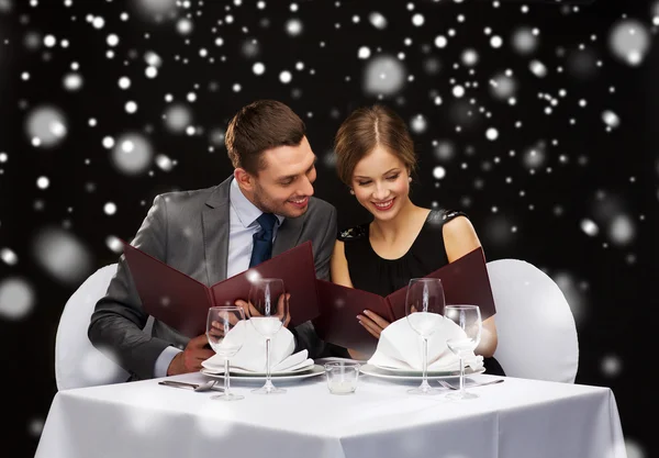 Smilende par med menuer på restaurant - Stock-foto