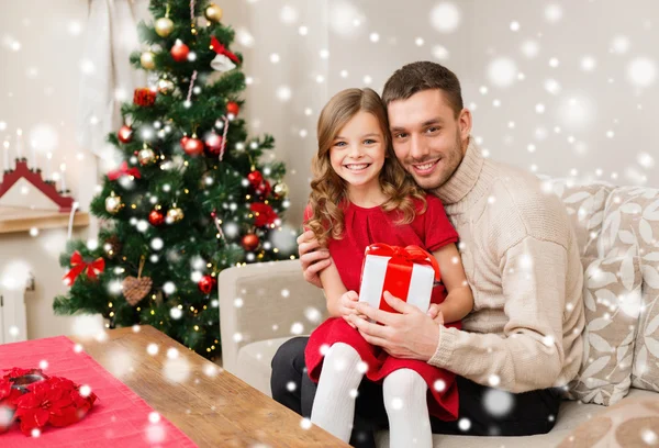 Sorrindo pai e filha segurando caixa de presente — Fotografia de Stock