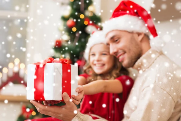 Lächelnder Vater und Tochter mit Geschenkbox — Stockfoto