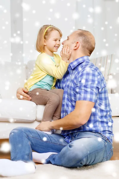 Sorrindo pai e filha abraçando em casa — Fotografia de Stock