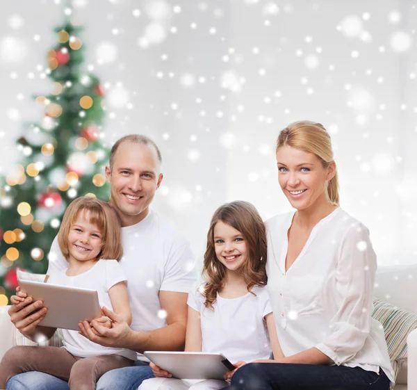 Família feliz com computadores tablet pc em casa — Fotografia de Stock