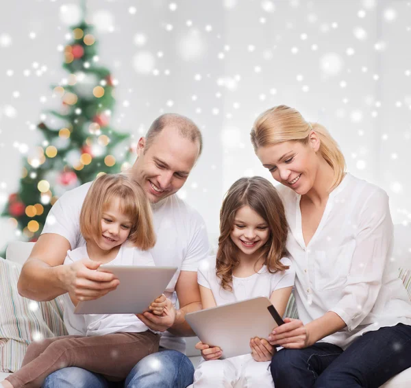 Familia feliz con Tablet PC ordenadores en casa —  Fotos de Stock