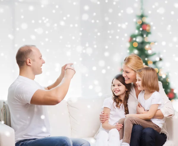 Famille heureuse avec caméra à la maison — Photo