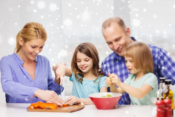 Glückliche Familie mit zwei Kindern, die zu Hause zu Abend essen — Stockfoto