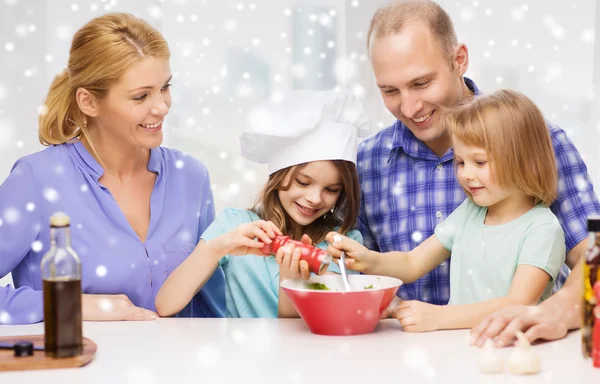 Famiglia felice con due bambini che fanno l'insalata a casa — Foto Stock