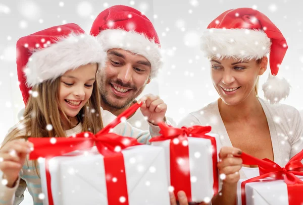 Famiglia felice seduta sul divano a casa — Foto Stock