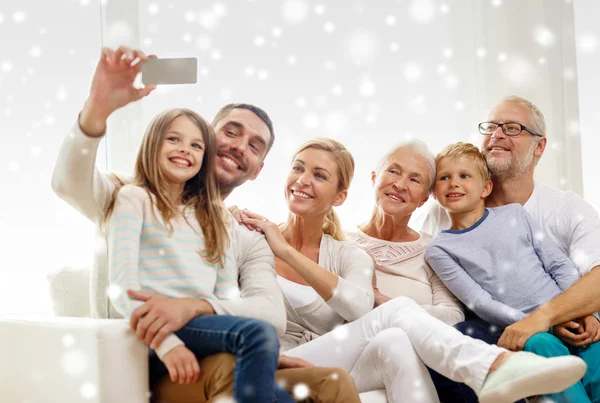 Ευτυχισμένη οικογένεια λαμβάνοντας selfie με smartphone στο σπίτι — Φωτογραφία Αρχείου