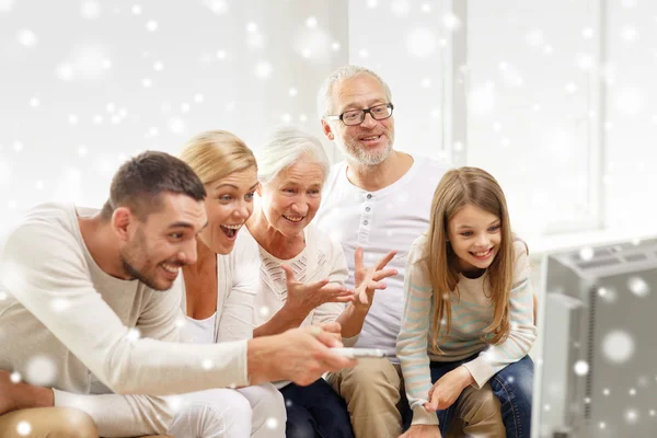 Gelukkig familie kijken tv thuis — Stockfoto