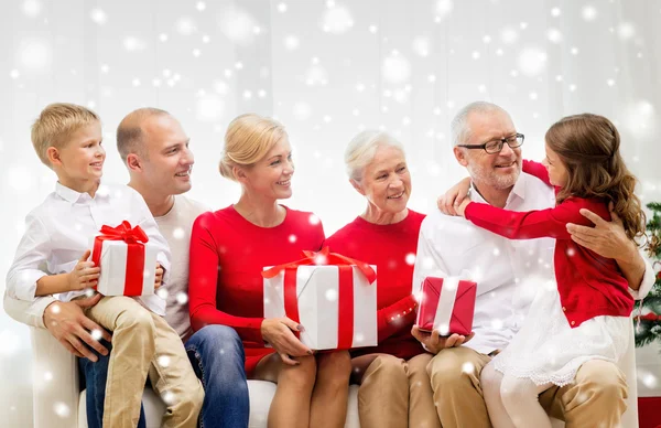 Lächeln Familie mit Geschenken zu Hause — Stockfoto